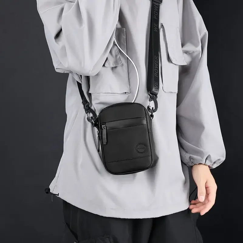 Bolsa Crossbody Masculina – Luxo Casual | Nylon, USB e Fones de Ouvido